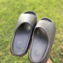 Yeezy Slide Onyx – Size 10 (Brand New / Gently Used)