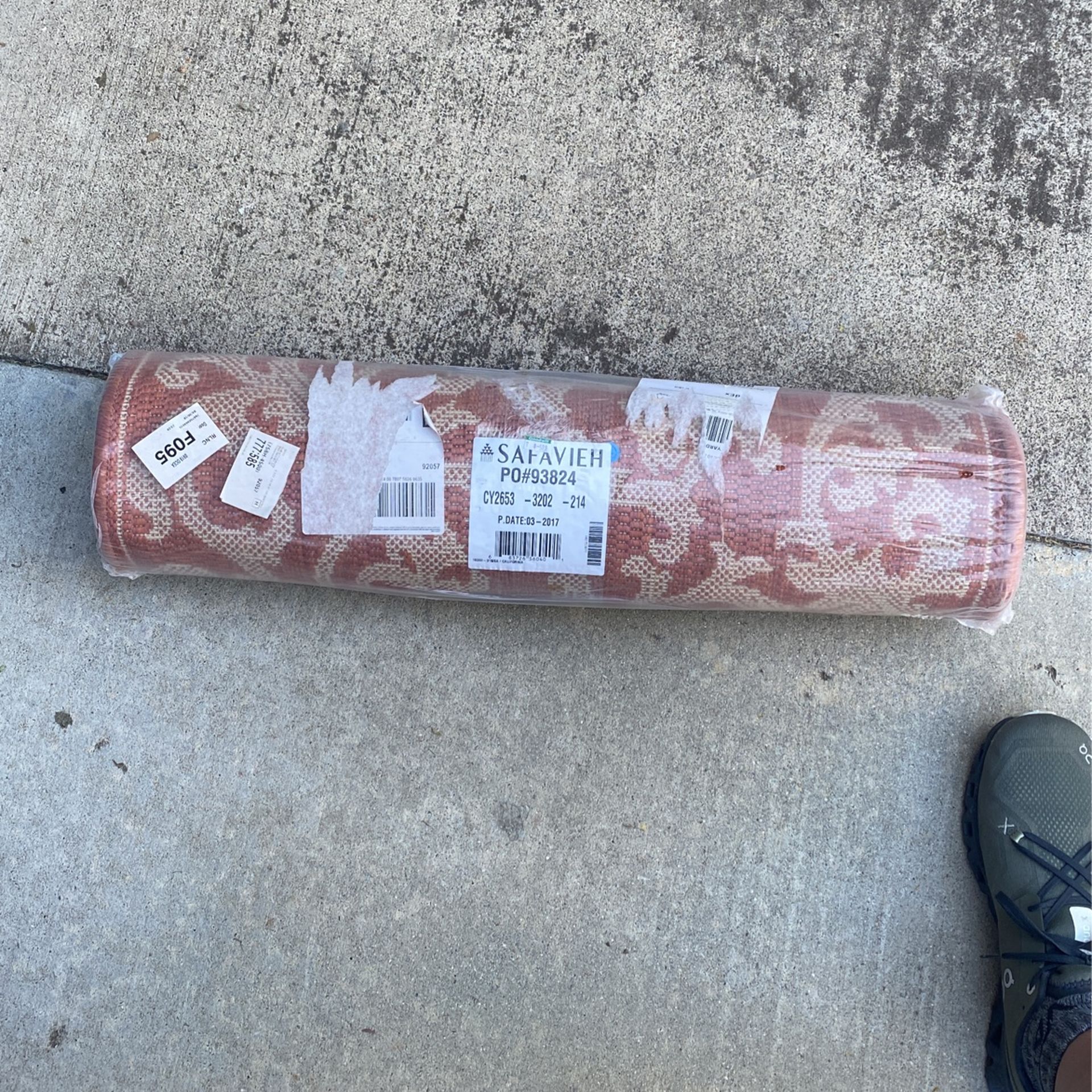 SAFAVIEH RUG 2’ X 7’