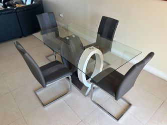 Modern Glass Dining Table with 4 Chairs – Excellent Condition