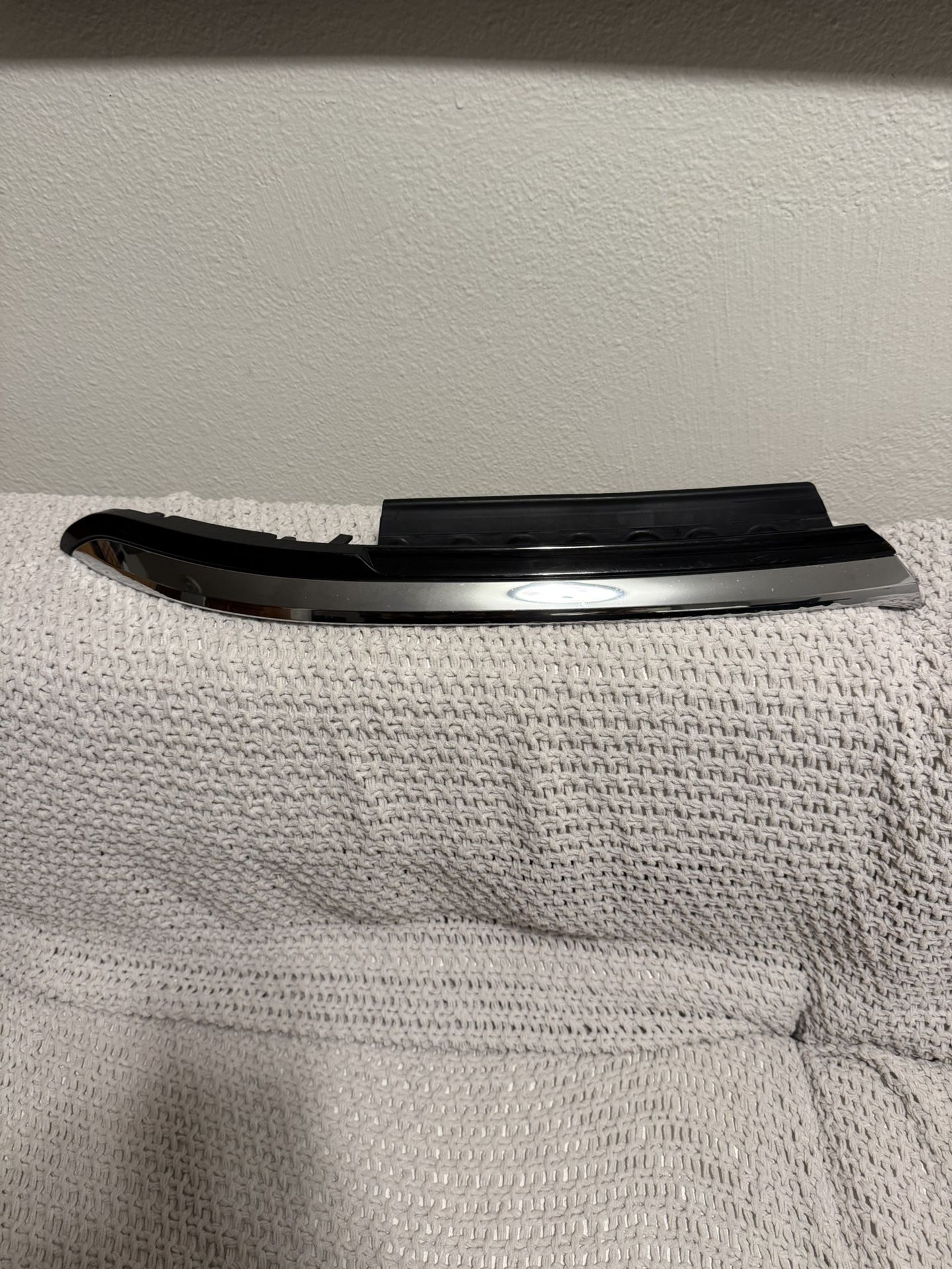 20 21 22 23 VOLKSWAGEN ATLAS CROSS SPORT upper headlight cover on the passenger side