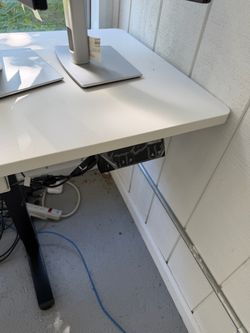 Mount-It! XL 75” Electric Corner Adjustable Standing Desk – White/Black