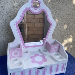 Mellissa & Doug Wooden Beauty Salon