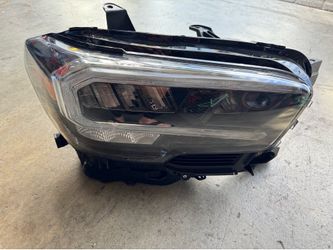 Right passenger LED headlight for Tacoma 3rd generation.