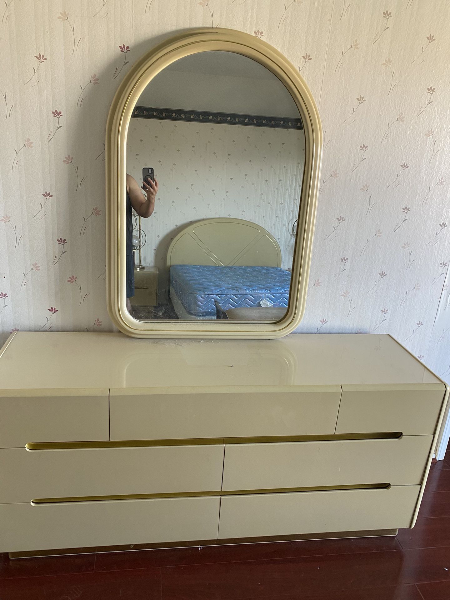 Dresser And Mirror Set