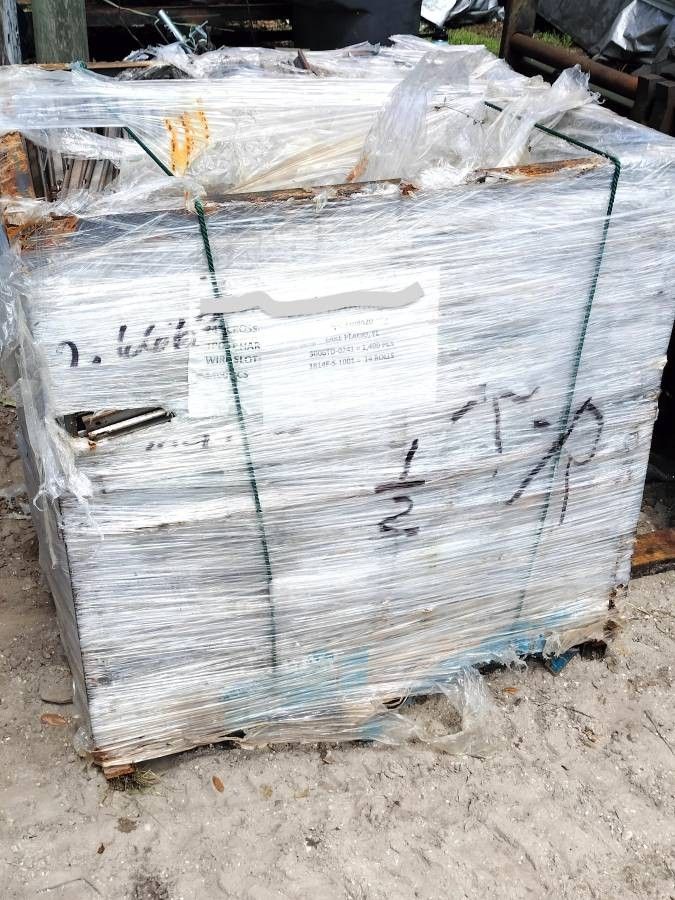 NEW - Crate of 1400 Farm Fence - 24" Crossarm w 1.25" T Post Fencing