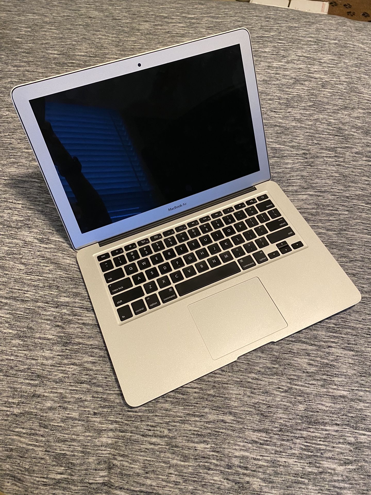 2016 Apple MacBook Air 8gb