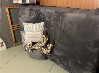 Twin wood bedframe