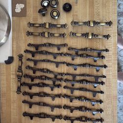 Cabinet handles and knobs with screws