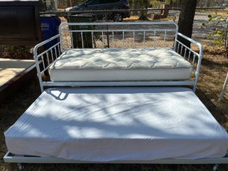 Kids trundle day bed whit  2 mattress