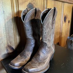 Women's cowboy boots, Ariat brand, size 7 B