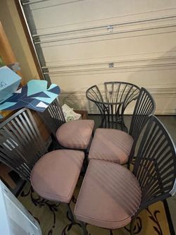 Glass Round Table and 4 Pink Leather Chairs