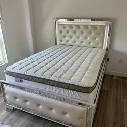 Queen  bed frame with led lights mattress included new 🆕 n a box   ☎️📲(213)713-74-89.    Cama Queen size  con Luz led Colchon Incluido