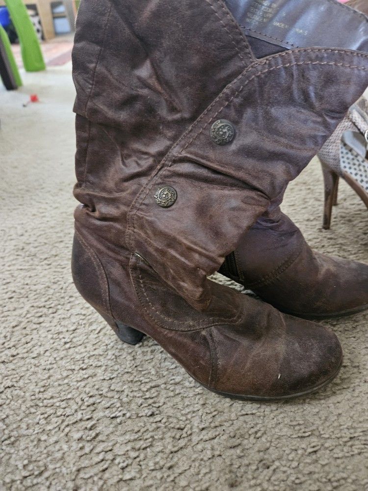 Size 8. With Zipper