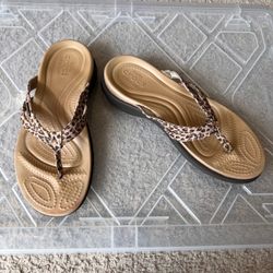 CROCS Capri Women’s Leopard Print Tan Strappy Flip-Flop Sandals Size 6