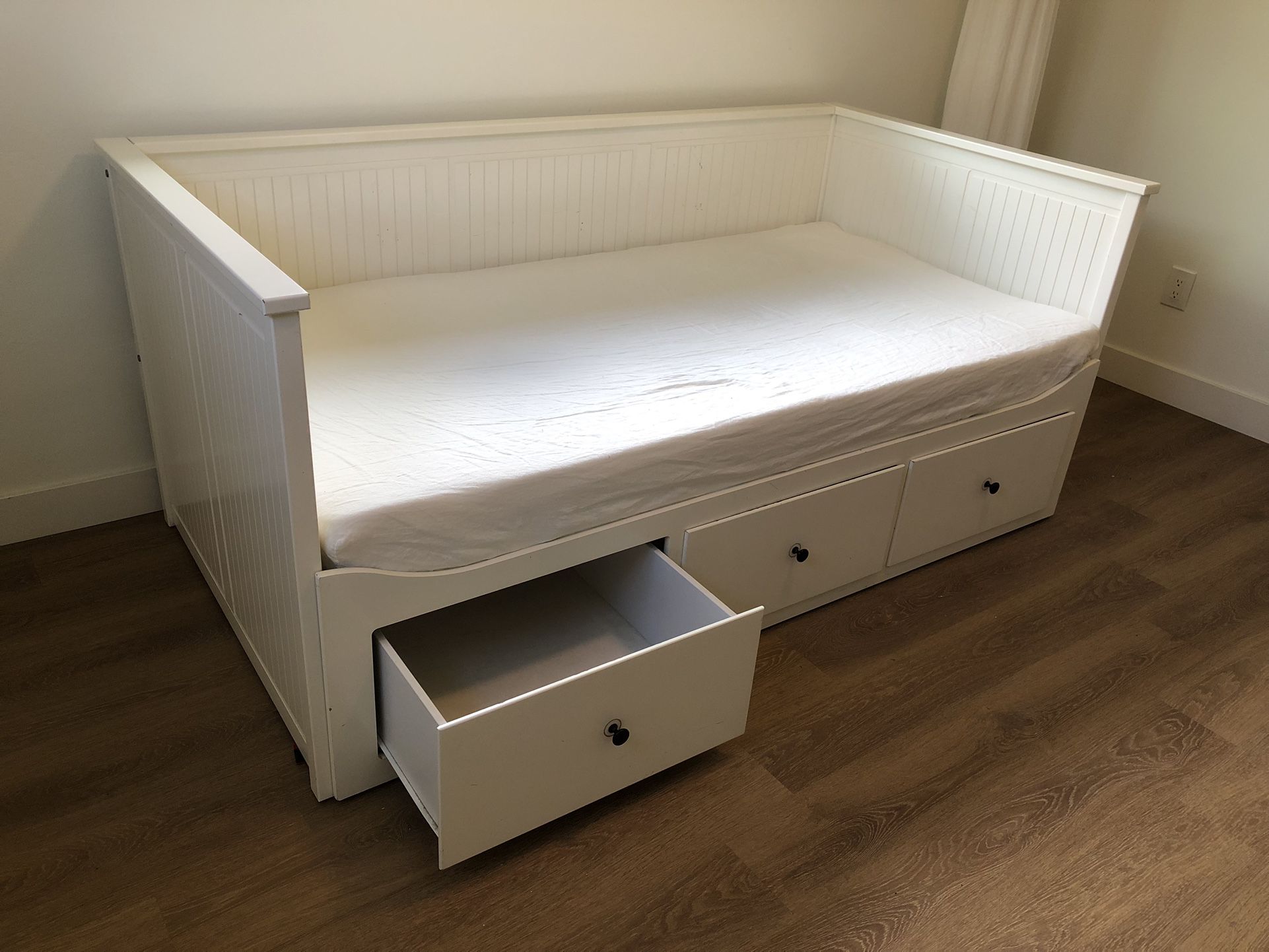 Twin Bed - IKEA Hemnes Daybed / Trundle Bed