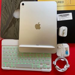 256gb Apple IPad 10th Generation (10.9” Liquid / 2022 model) with pen, keyboard, case & Accessories (warranty 2026) 