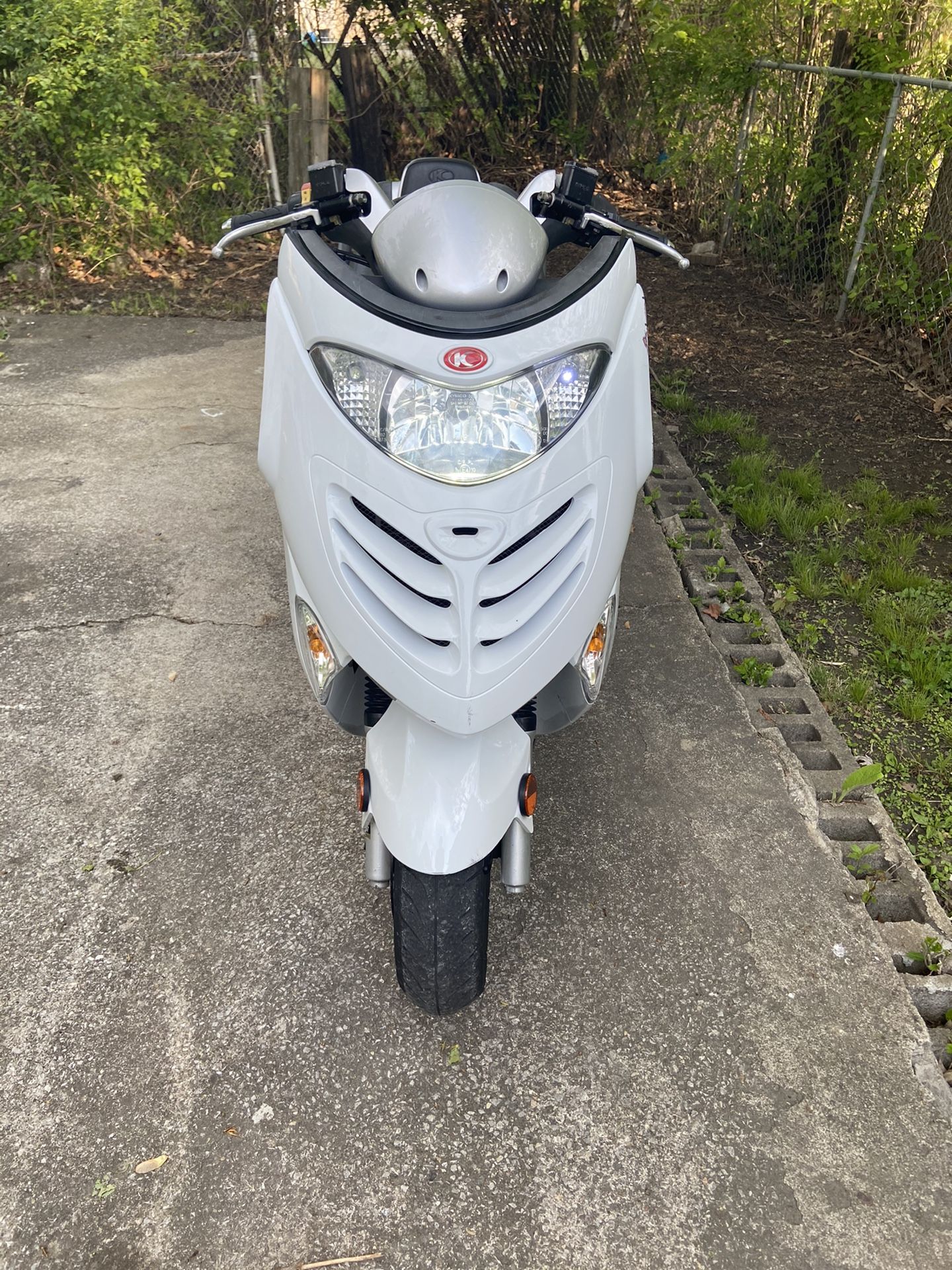 Photo KYMCO Grand Vista 250cc contact info removed White