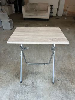Folding table