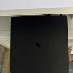 PS4 Slim 