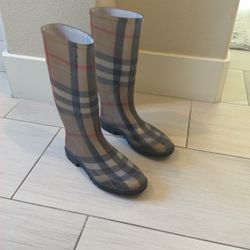 Burberry rainboots Size 4