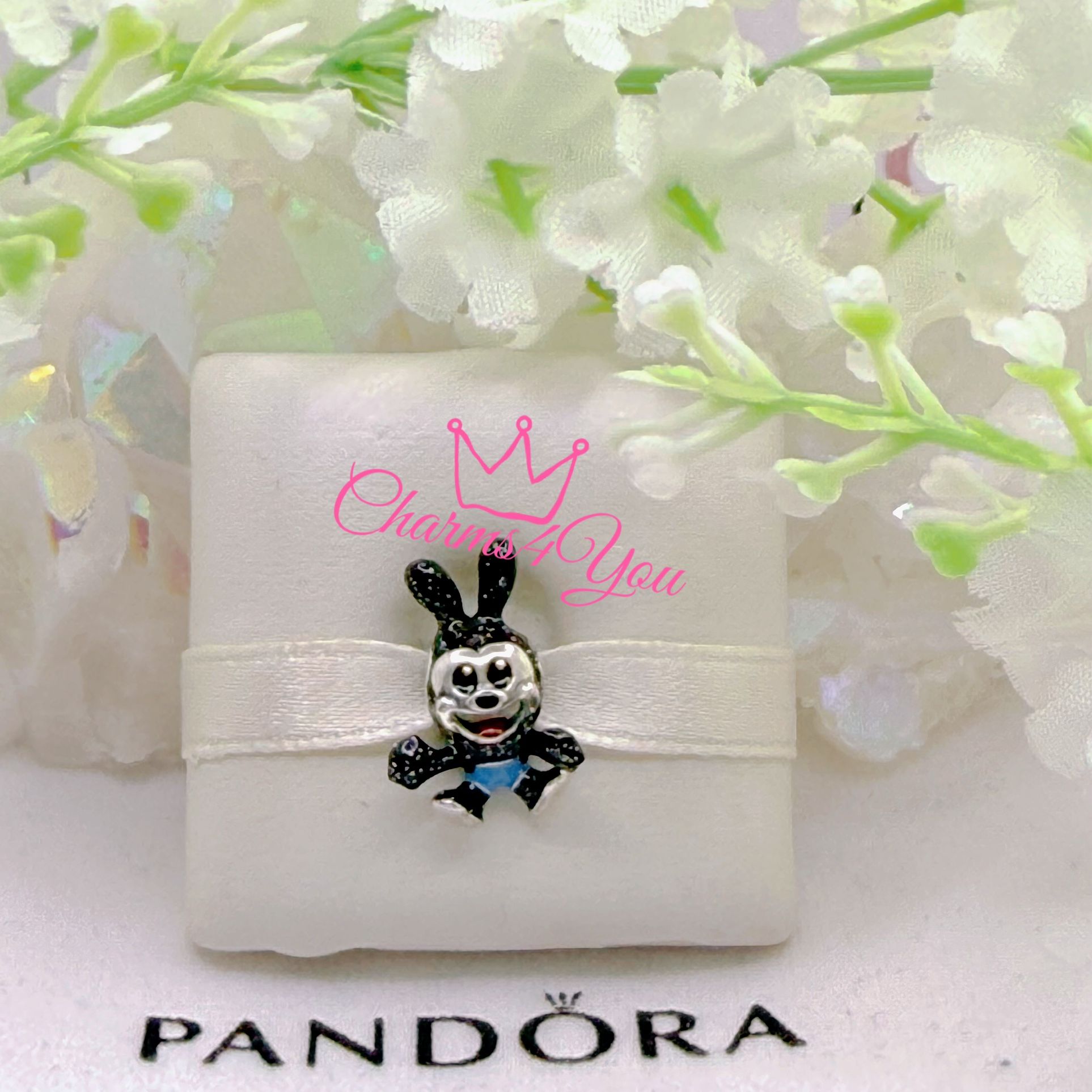 Adorable Charm 925 silver for Pandora moments bracelet.