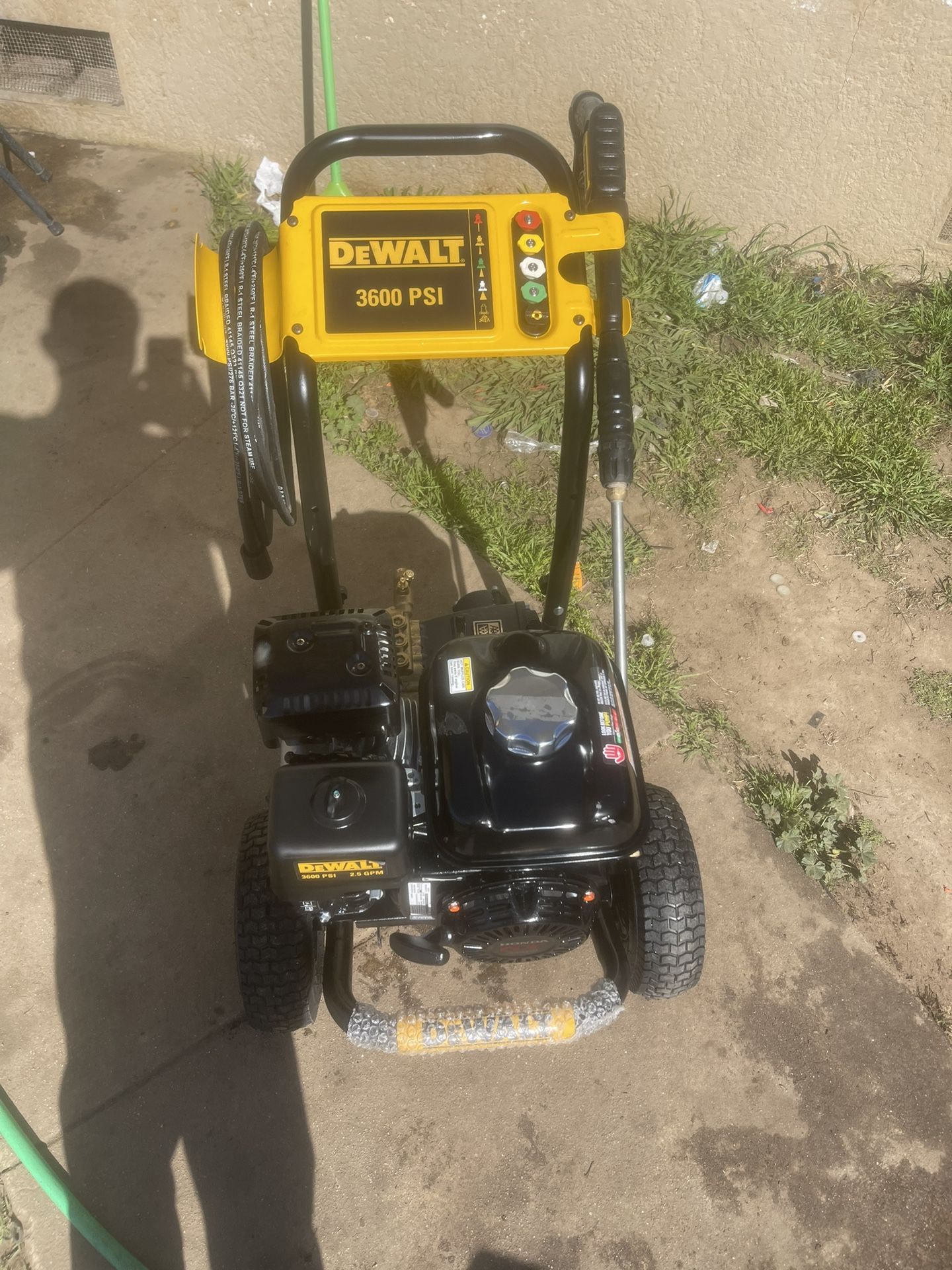 DEWALT 3600 PSI 2.5 GPM Gas Cold Water Professional Pressure Washer with HONDA GX200 Engine