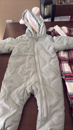 Baby pajamas, 12 months brand new located in River