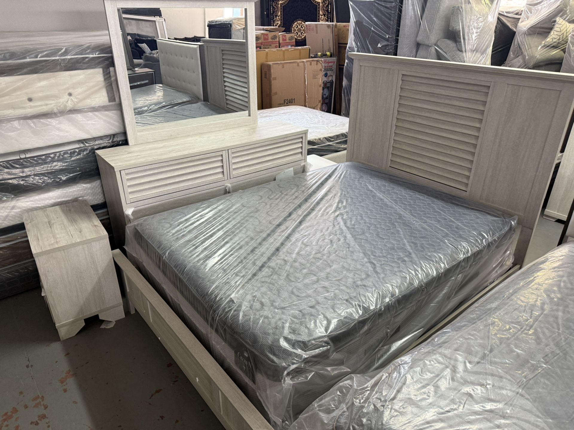 QUEEN 4 PIECE BEDROOM SET