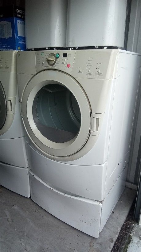 Whirlpool Front Load Dryer WITH Pedestal (2)