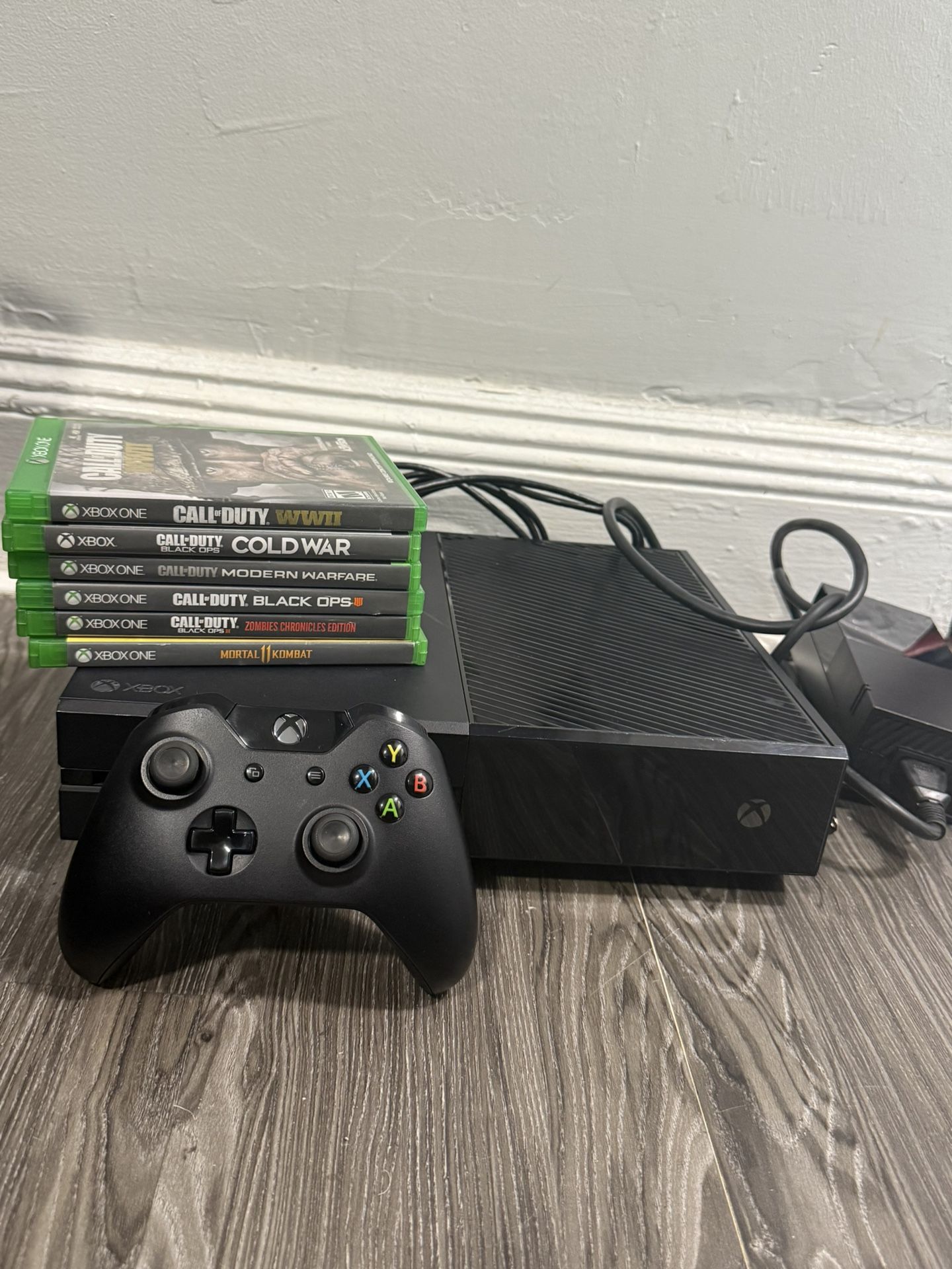 Xbox One Bundle- Console - Controller - Games +HDMI