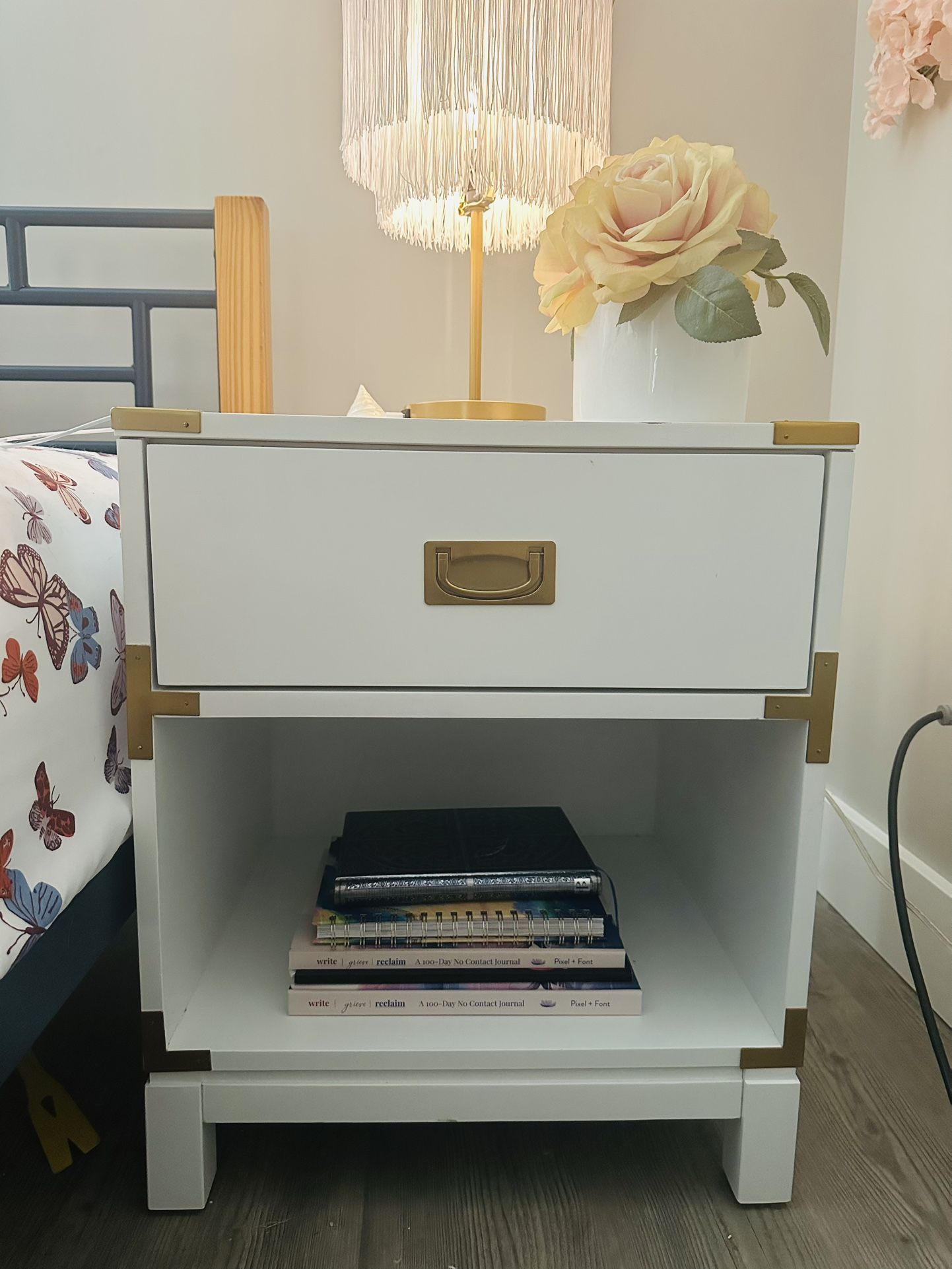 ✨ 2 Nightstands – Gold Accent, Barely Used