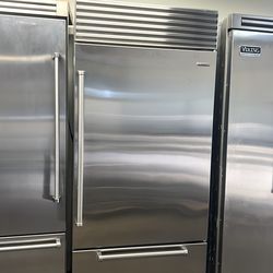 SUB ZERO 36”WIDE BUILT IN BOTTOM FREEZER WITH INTERNAL WATER/ICE