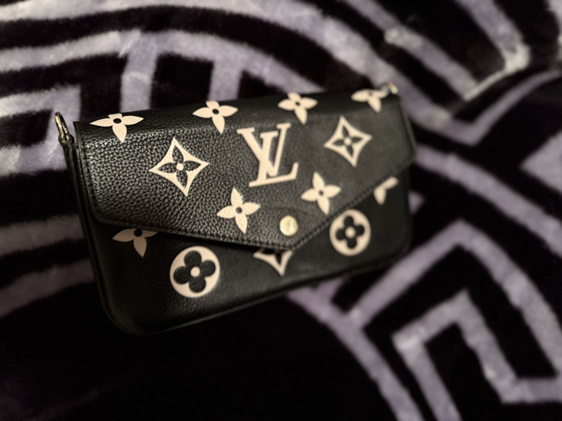 Louis Vuitton Black & White Wallet – Read Description