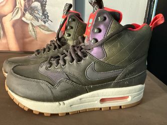 Women size 8 H20 repel waterproof Nike boots