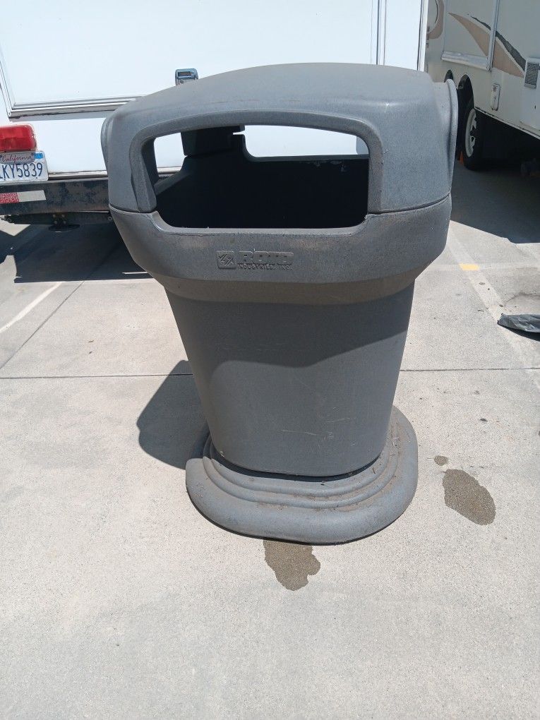 Commercial Trash Container 
