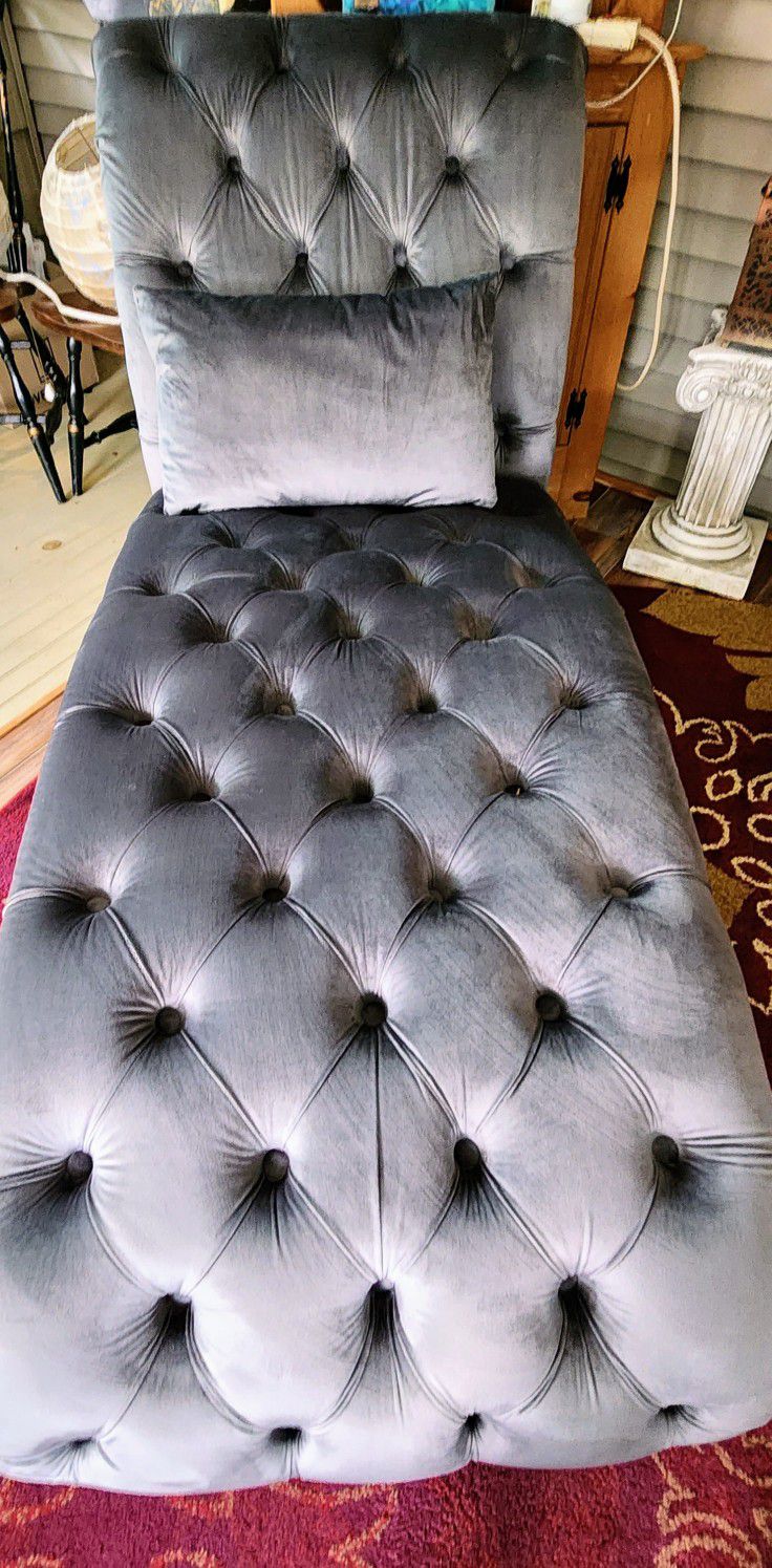 CHAISE Lounge, BEAUTIFUL TUFTED IN GREY VELVETY  FABRIC