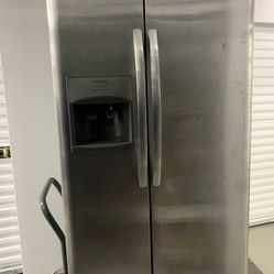 25.6 Cu Ft Side by Side Frigidaire Refrigerator 
