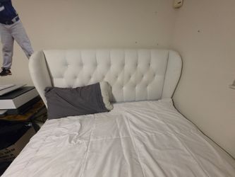 Beautiful Queen Bedroom set-Original cost $1299- Great price  !!