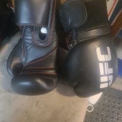 $30 OFFICIAL UFC MMA HEAVY BAG/SPARRING GLOVES