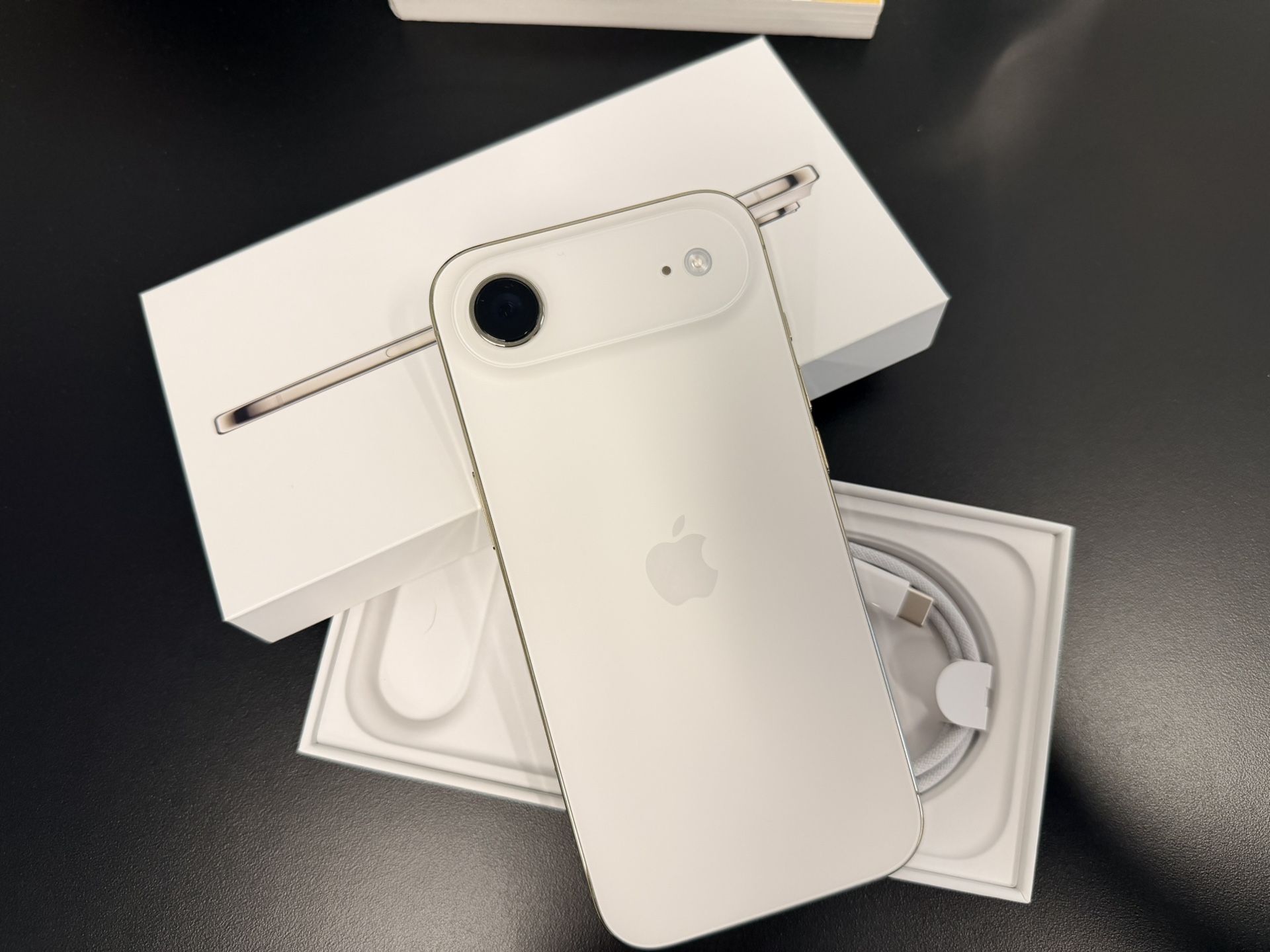 IPhone Air  256 GB,  Like New Condition  Open Box !!!   Unlocked Use  any carrier.  Hablo Espanol.    