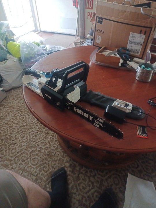 Hart 12" Electric Chainsaw 20V With 4AH Battery And Charger