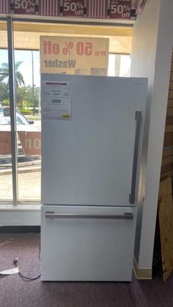 Hisense 17.2-cu ft Counter -Depth 32-in Wide Bottom -Freezer Refrigerator White  ENERGY STAR certified/1 year warranty