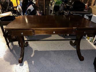 Antiquated Desk With Drawers
