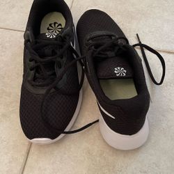 NIKE Tennis shoes 9.5
