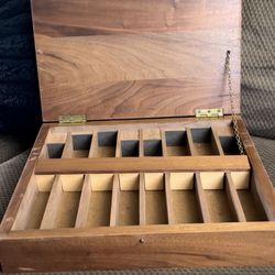 It has multiple uses and can be used to hold jewelry, or sewing tools, or https://offerup.com/redirect/?o=bmFpbHMuZXQ=