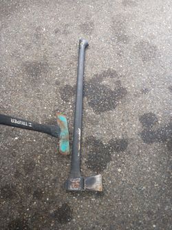 Black fiskars ax like new