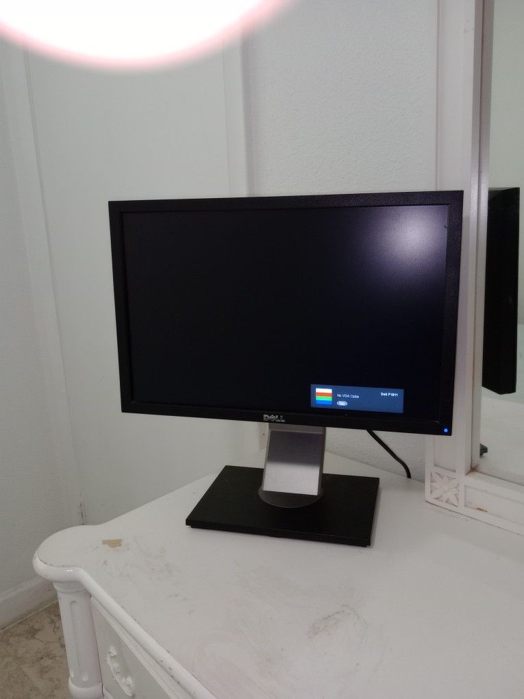 Monitor,Dell,Cama Con Corchon Y Cómoda Con Espejo