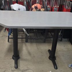 Restaurant style heavy duty table