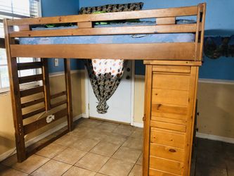 Twin bunk bed