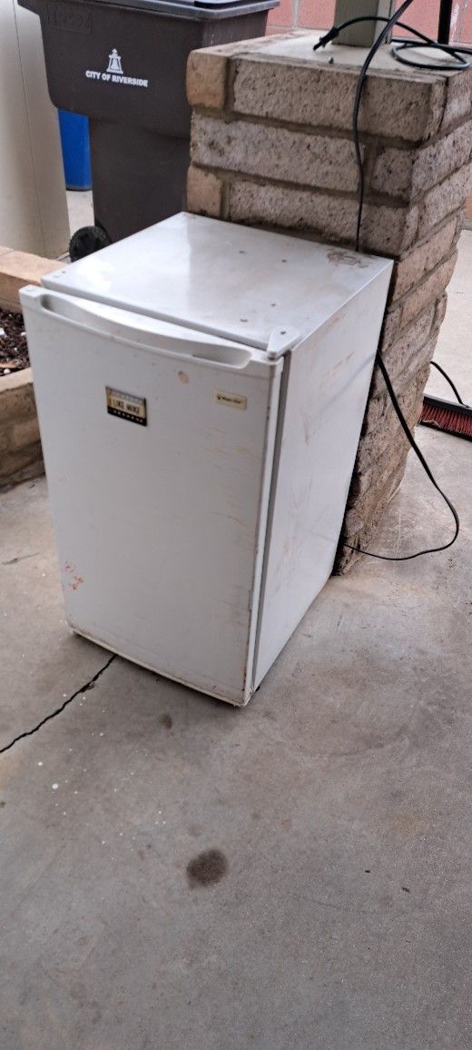 Magic Chef Refrigerator.